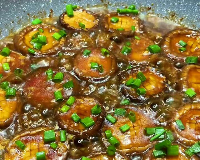 成本几块钱的香菇做成假鲍鱼,鲜香入味,一口一个,吃出了肉的味道,你要