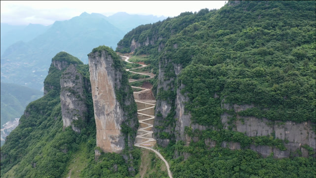 重庆令牌石公路,不光吓退不少女司机,30年的老司机也不敢走