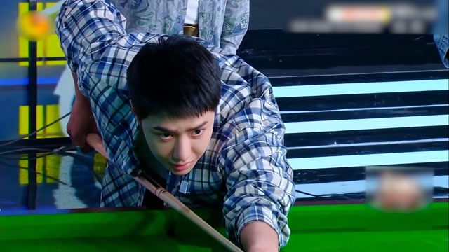 王一博第一次打台球震惊丁俊晖,一杆进四球?还有什么是你不会的