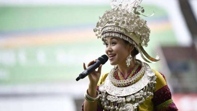 "苗族歌后"阿幼朵现场演唱《小河淌水》,唯美的歌声,别致动听