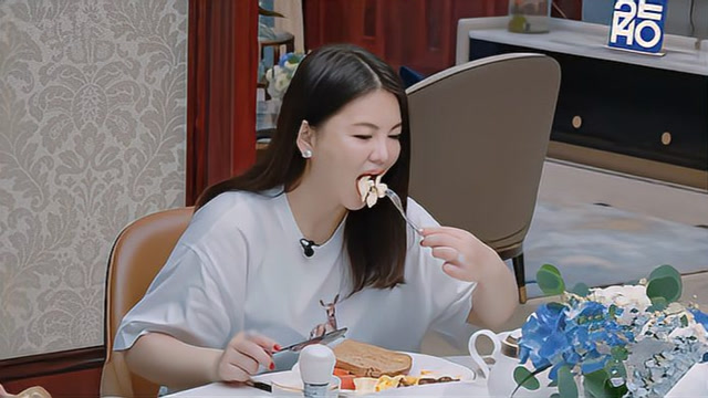 李湘吃饭狼吞虎咽,嘴角上粘得全是饭粒,女神形象碎了一地!