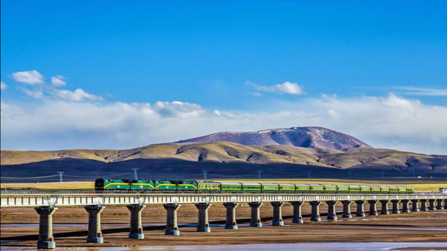 青藏铁路的火车到格尔木,为什么要换车头?原来有这么多"学问"