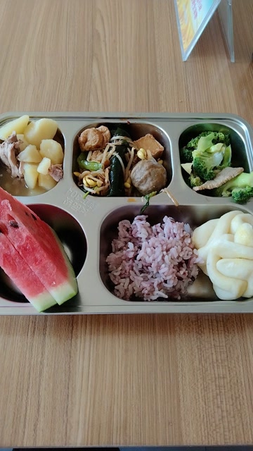 单位食堂开饭了,有猪肉炖土豆和西蓝花炒肉,还有豆腐炒豆芽和解暑绿豆