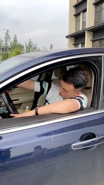 开豪车的帅哥一直没想明白,到底哪里输给了电动车?真是太难了