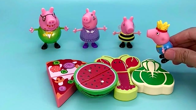 玩具小故事:小猪佩奇一家吃饭了