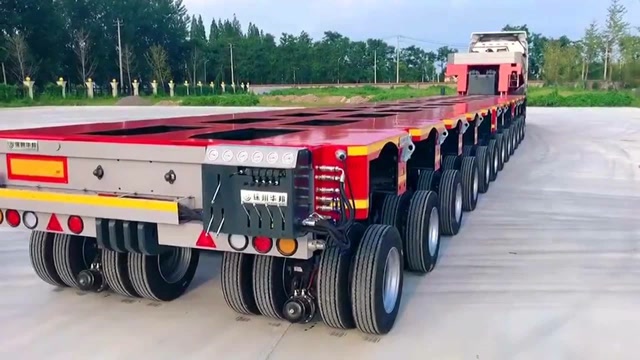 国内的超重型半挂车,看轮胎就知道不简单,这玩意拉多少吨合适?