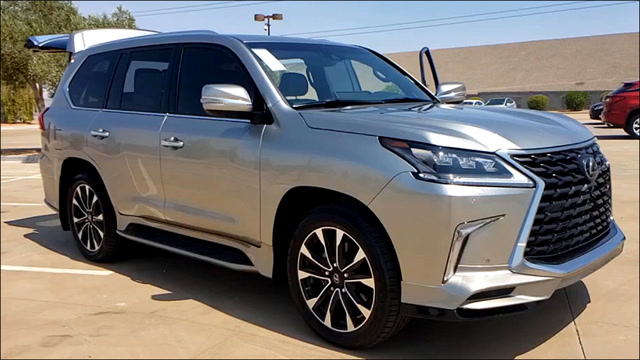 新车展示,实拍2022款雷克萨斯lx570,选它还是兰德酷路泽自己定