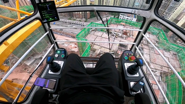 陈半仙给工友顶班干日结,驾驶室带显示屏的塔吊科技感满满