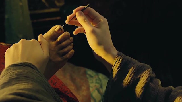 绝世美人被下蛊,和尚用一块血淋淋的生肉诱出蛊虫,太可怕了!