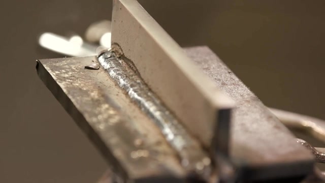 看老师傅焊接直角,就是喜欢看这种操作,很实用