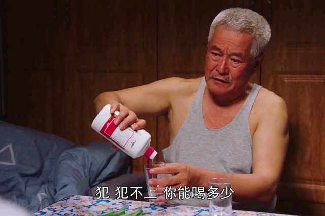 电影别叫我酒神2上线 白的当饮料喝,还是第一次见!