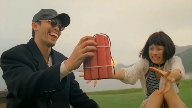 回魂夜:一部经典喜剧港片,小子坐在一起传炸药练胆,结局搞笑了