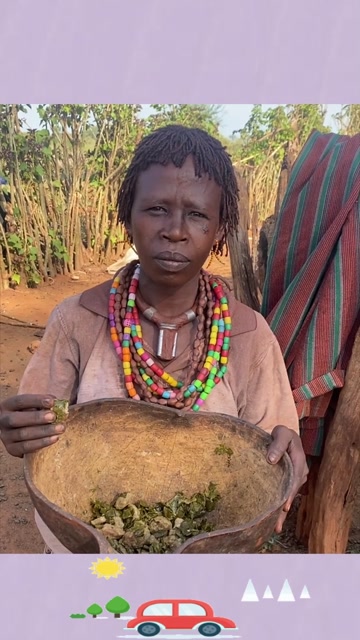 这就是原始部落酋长夫人,特别热情好客,拿家里最好的食物招待我