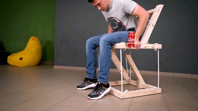 不可思议的"反重力"现象,为什么用3根绳子,就让木头悬浮空中?