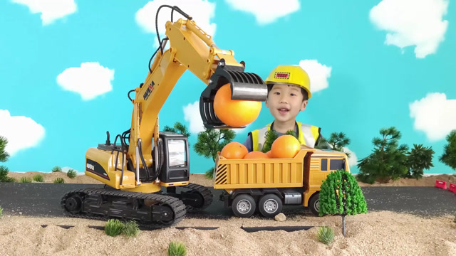 轩轩玩具频道  橙子散落一地,轩轩叫来了抓木机抓橙子
