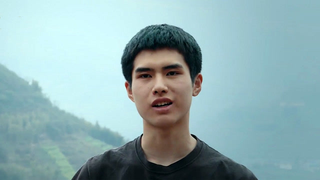 离别总是感伤的,冯旗忍不住在"妈妈"面前哭泣,很难受