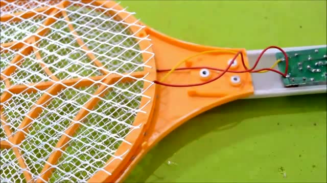 理工男给女友制作防狼的电击棒