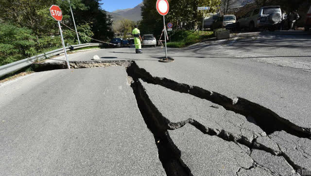 监控实拍新西兰75级地震现场地动山摇房屋瞬间倒塌