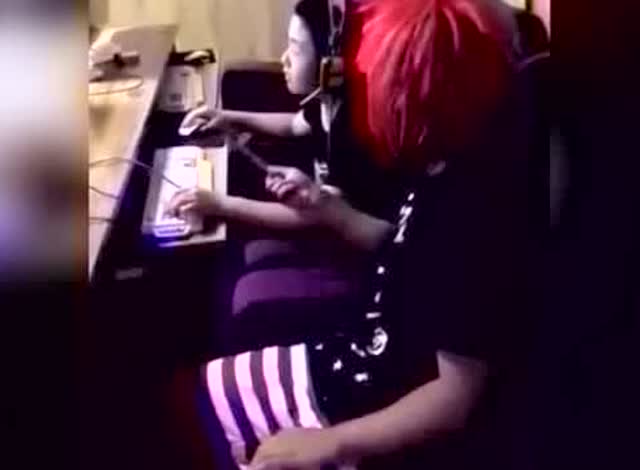 喜欢在网吧关别人电脑的杀马特被打集锦,这样可能活不了多久了