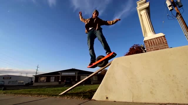 你从没见过的独轮滑板 真的好玩到爆