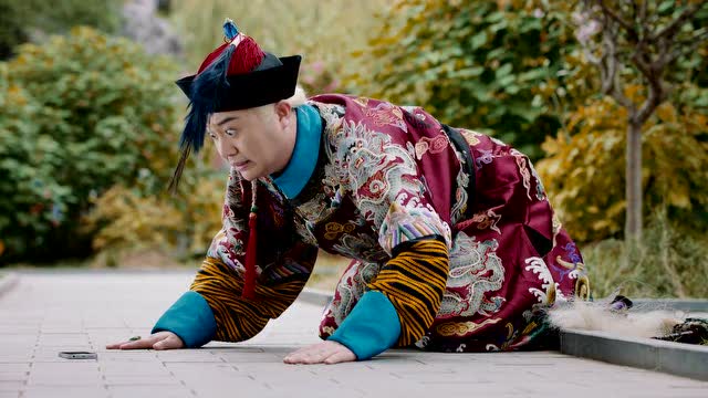 古代一太监捡到一东西,看了之后又跪又拜