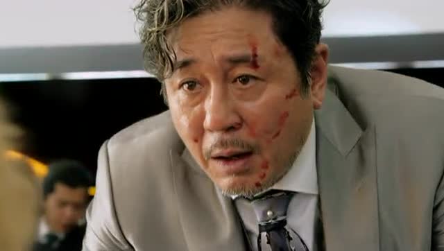 《超体》试新毒品嗨翻天被崔岷植爆头