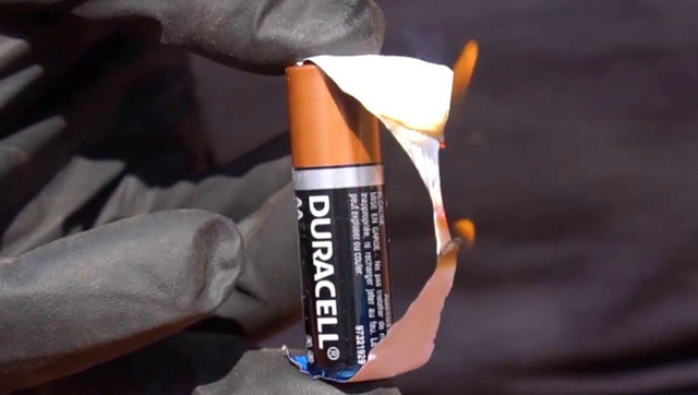 教你如何用一节干电池生火?野外生存技能必备