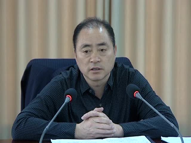 施恩佩推进行政审批制度改革