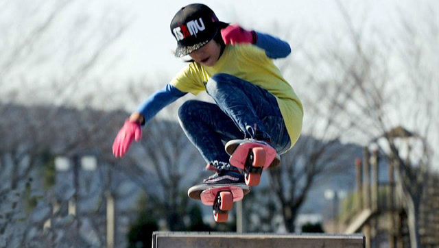 9岁萌娃跻身世界漂移板顶级高手 技艺高超引路人围观