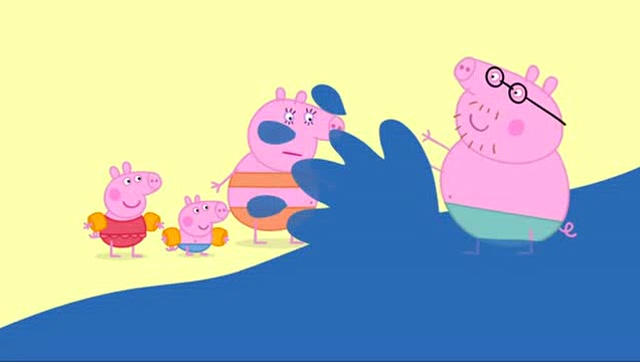 小猪佩奇:佩奇一家去海边玩,抹完防晒霜和乔治在海边玩沙滩球