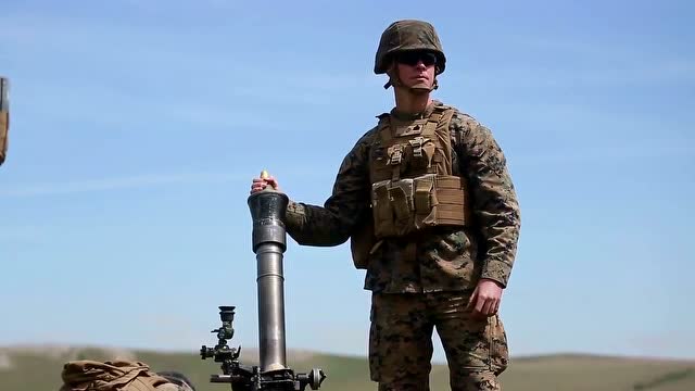 美国陆战队81mm迫击炮实弹训练,太低端了吧