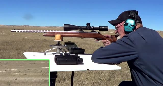 国外60多岁的老爷爷带着狙击枪出门狩猎,枪法不错,老当益壮