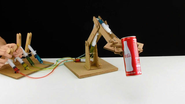 手工艺牛人巧用注射器硬纸壳制作联动机械爪液压钳