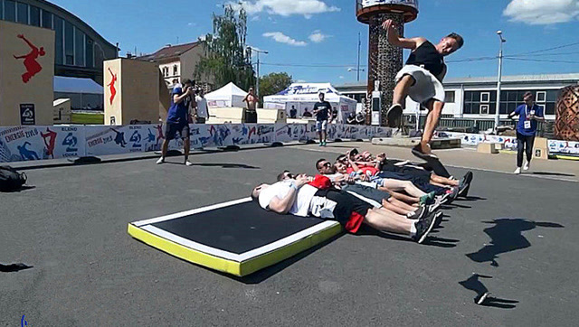 街头极限跑酷大挑战 穿越重重障碍!