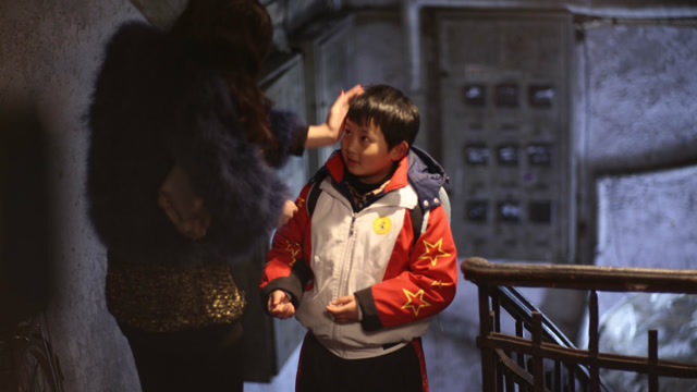 微电影:《特殊交易》八岁男孩和小姐之间的感人故事,看完哭了