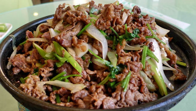 老北京炒烤肉色泽红亮,肉味香浓,瘦而不柴,在家自做炒烤肉!