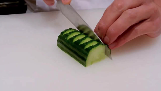 看20年刀工师傅如何切黄瓜!切丝还搞这么多花样!大写佩服!
