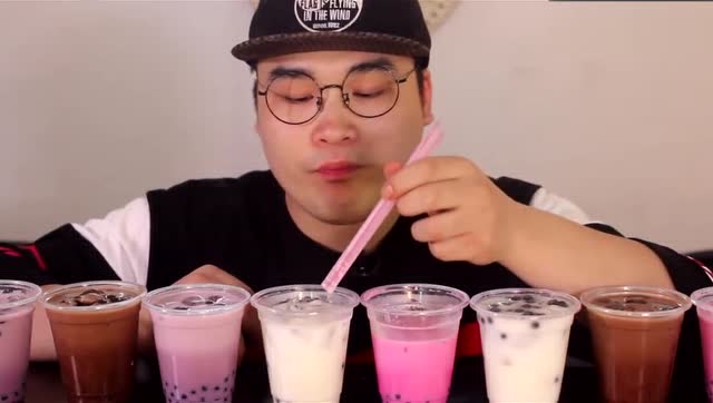 韩国豪放派大胃王小伙这次改为喝水,一次喝8杯珍珠奶茶!