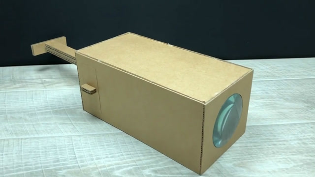 用纸板和放大镜自制投影仪,将手机放入仪器中,看看效果如何