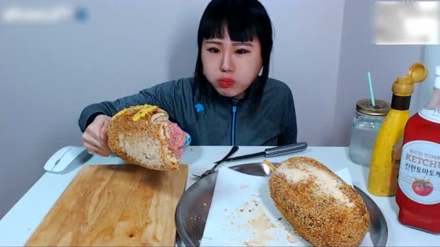 韩国吃播大胃王弗朗西斯卡吃巨型热狗,这吃相我真的不忍心看下去