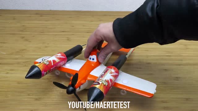 小飞机挂上烟花,外国人真会玩,好想知道会发生啥?