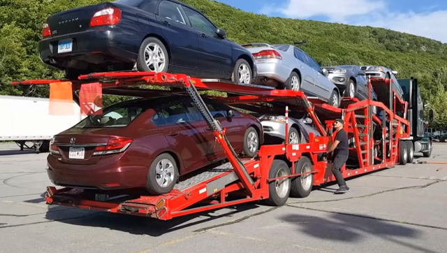 一辆拖车运输八辆小轿车,看看轿车是怎样开上拖车的