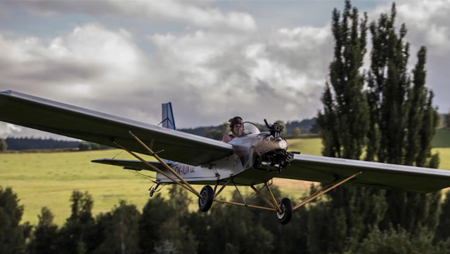 45岁男子用木头造飞机,时速146公里,每天开着上下班