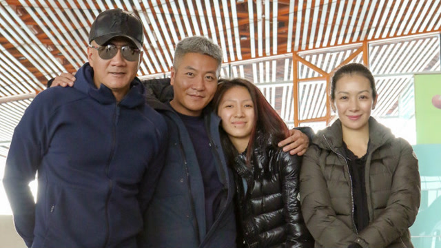 胡军一家三口启程伦敦 16岁的九儿高挑清秀超有星范