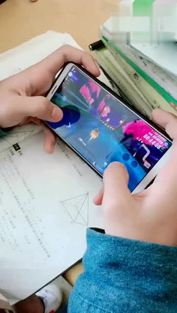 学生上课玩游戏,老师神不知故意不觉的看着,满满的全是套路