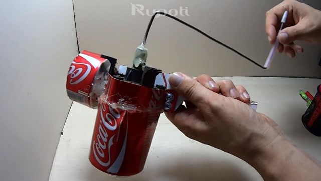 厉害了!牛人用易拉罐制作手摇发电的手电筒