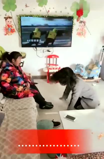 儿媳妇给婆婆磕头拜年,却被婆婆给套路了,儿媳妇好气呀