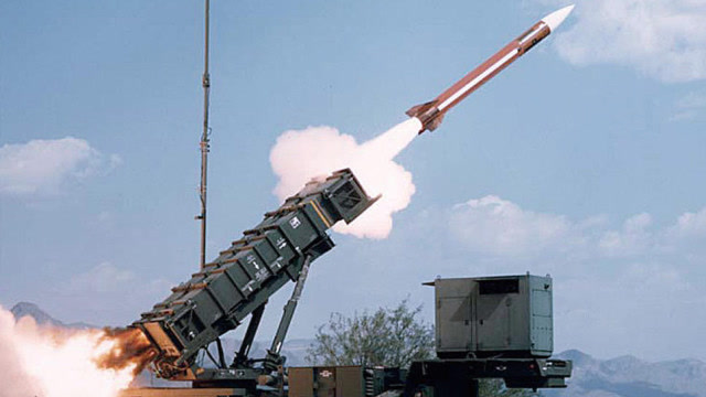 美制装备再曝丑闻 "爱国者"导弹凌空爆炸上演烟花表演
