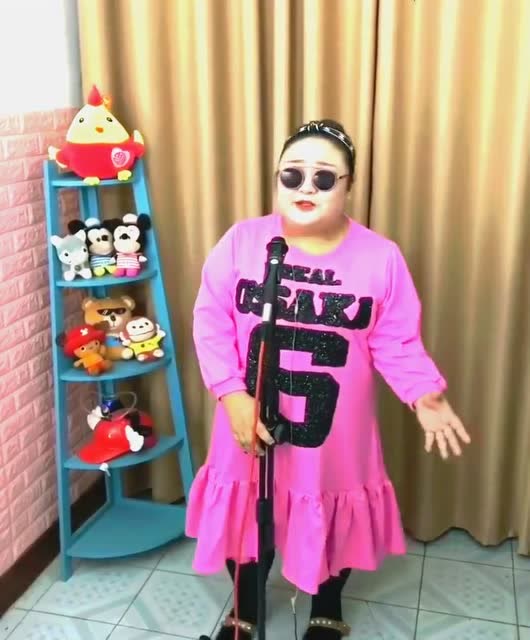 粉衣服胖大姐献唱歌曲,开口就迷上了,太好听了