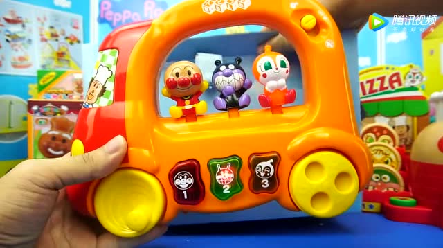 《玩乐三分钟》今天来拆开面包人的新玩具 大盒子里面都有什么呢